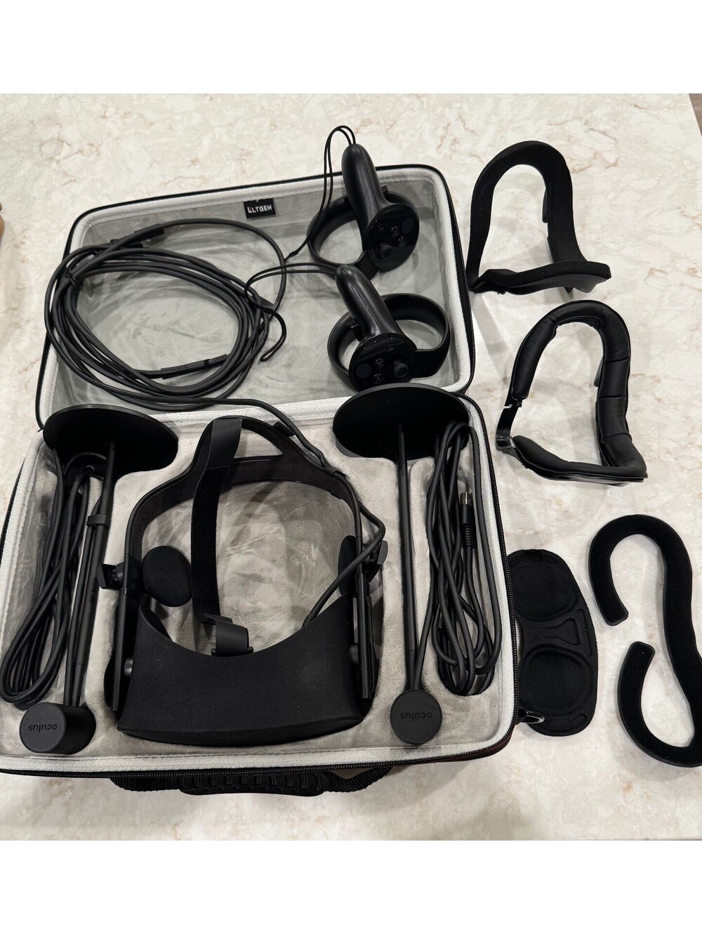 Oculus Rift CV1 PC VR Headset System w/ Touch Controllers & 2 Sensors powers on